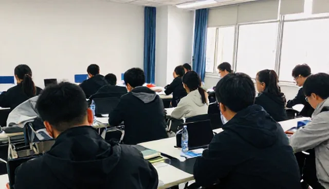 技术外包中的人员流动如何影响项目进度